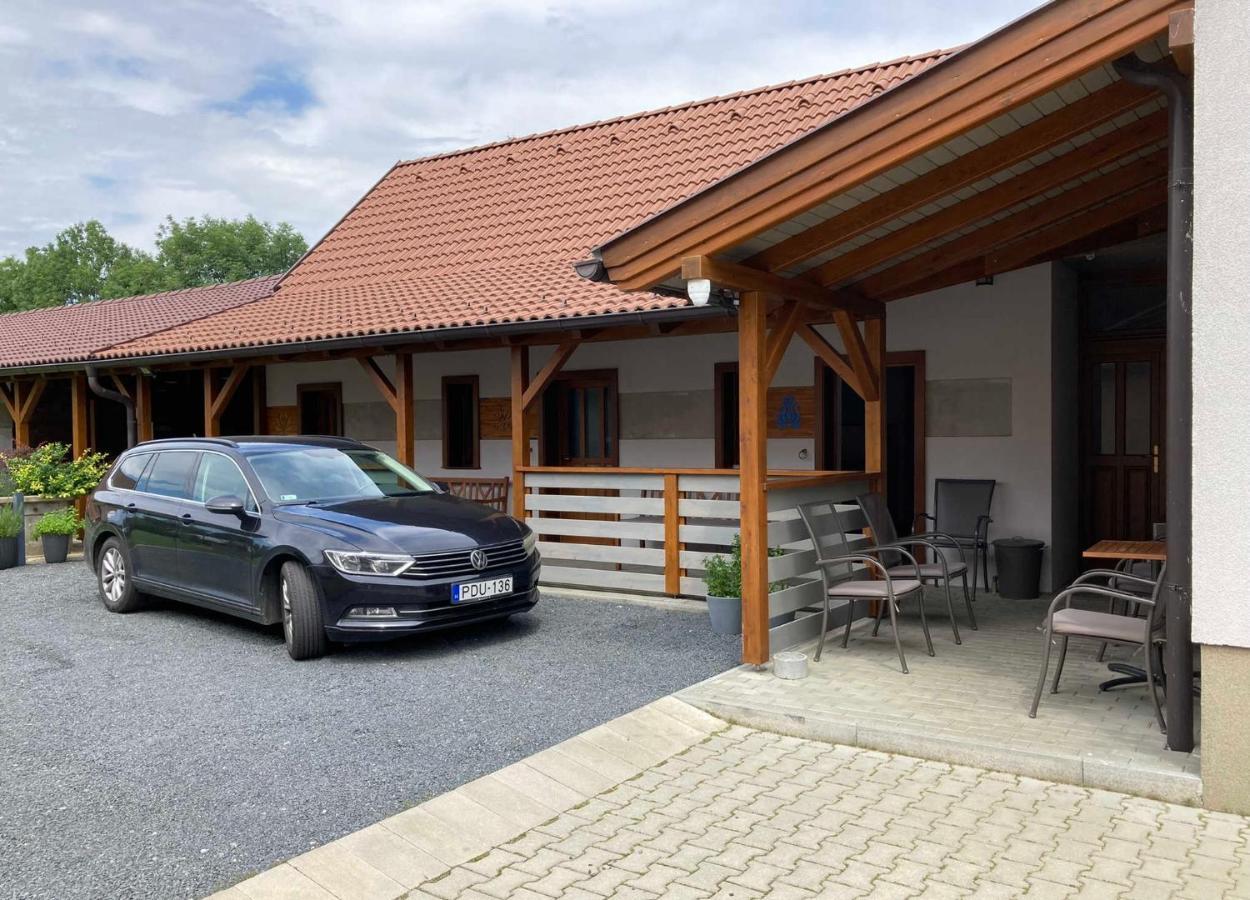 Toronyi Vendeghaz Hotel Ngoại thất bức ảnh