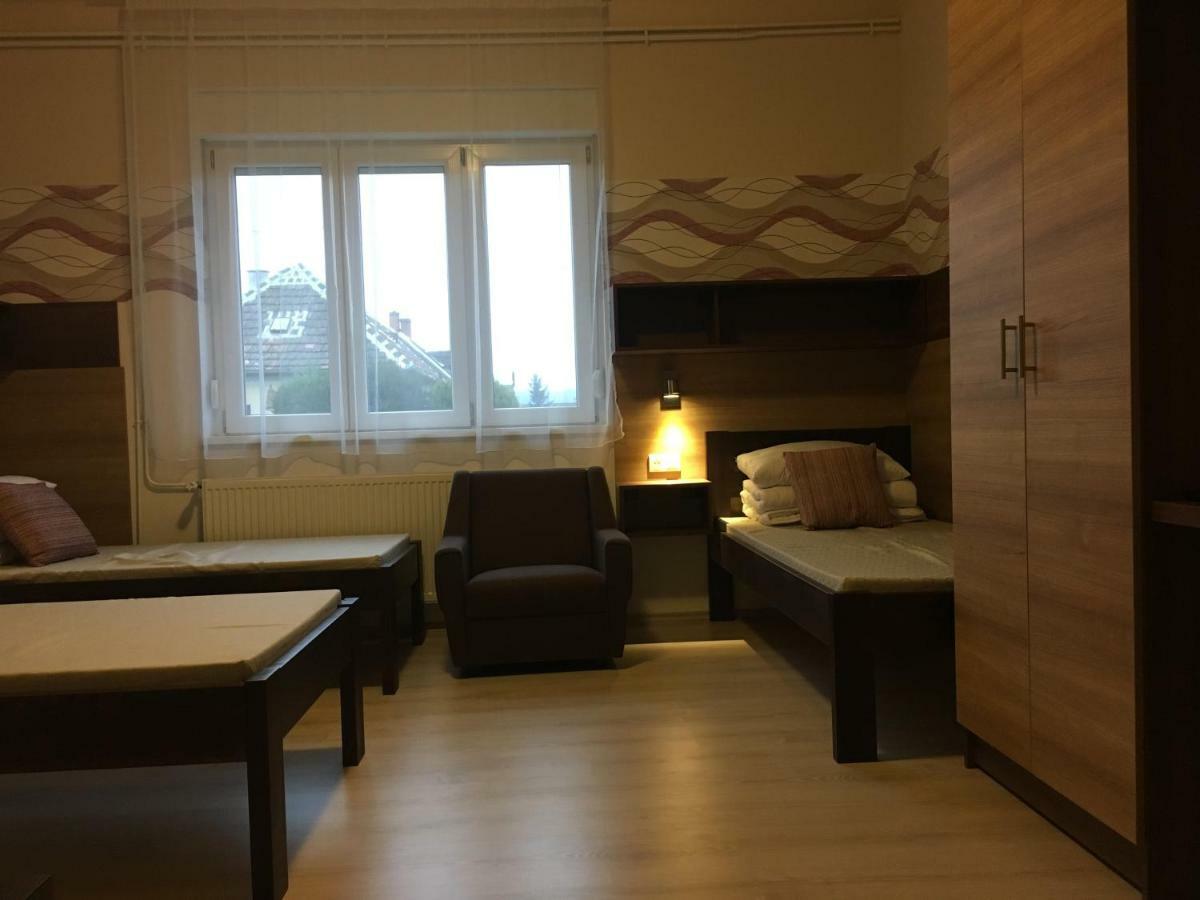 Toronyi Vendeghaz Hotel Ngoại thất bức ảnh